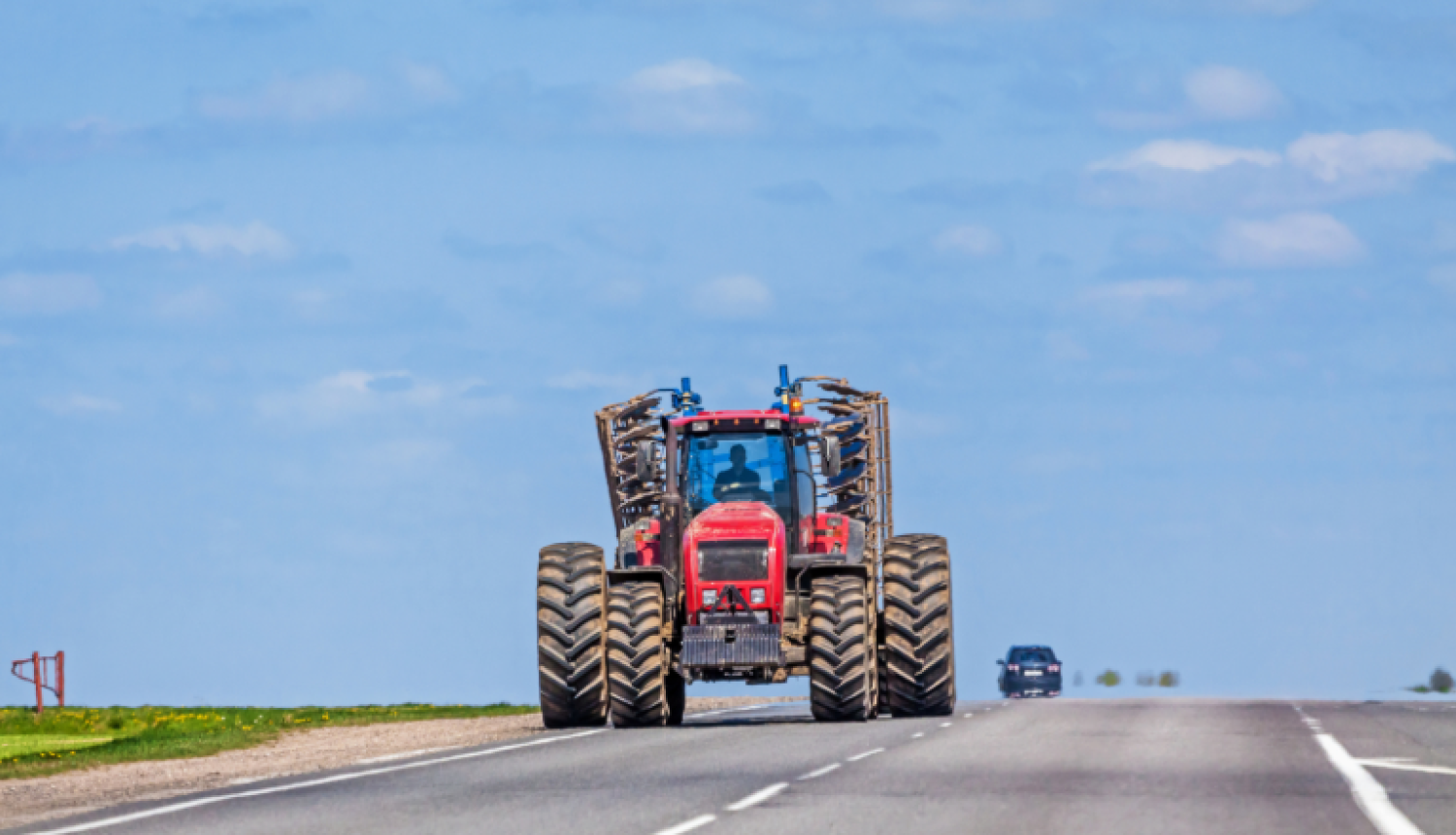 Traktors piedalās ceļu satiksmē
