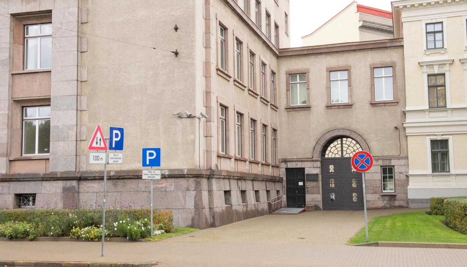 Ministru kabineta ēkas ieeja apmeklētāju centrā