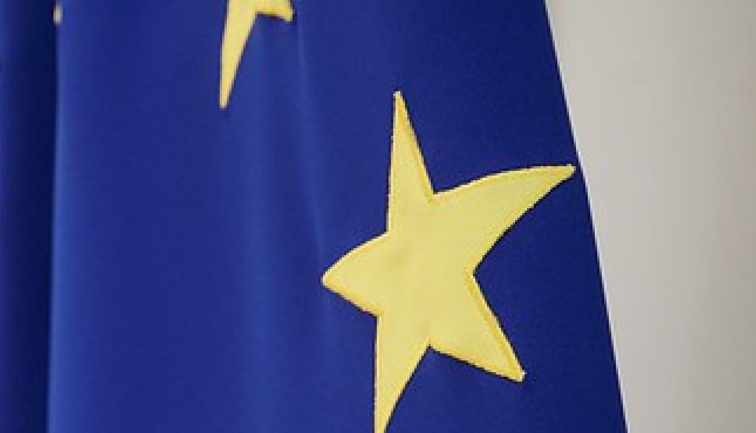 Eiropas Savienības un Latvijas karogi